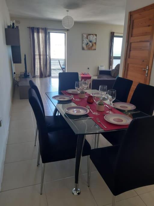 Lovely Two Bedroom Apartment Сейнт Полс Бей Екстериор снимка