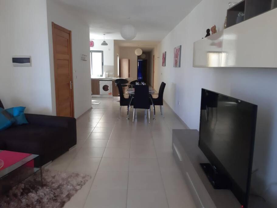 Lovely Two Bedroom Apartment Сейнт Полс Бей Екстериор снимка
