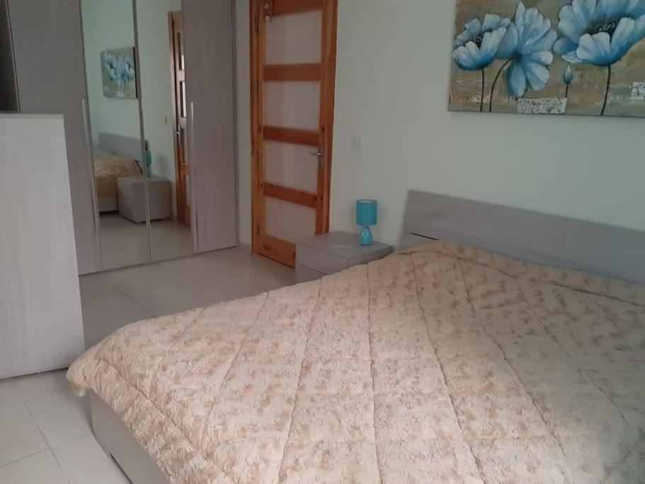 Lovely Two Bedroom Apartment Сейнт Полс Бей Екстериор снимка